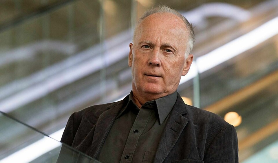 Jussprofessor Henry John Mæland er setteriksadvokat for Nav-sakene, fordi riksadvokaten er inhabil. Han går gjennom trygdesvindeldommer og vurderer om de skal sendes videre til Gjenopptakelseskommisjonen.
