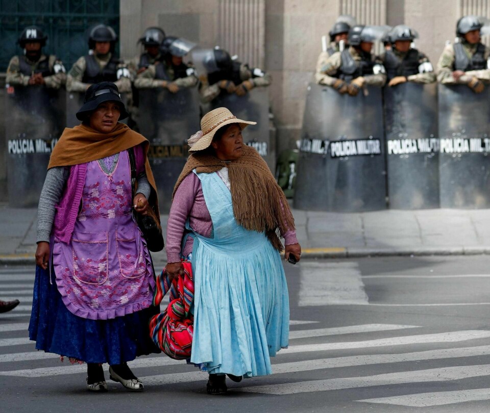 Kvinner foran presidentpalasset i La Paz. Flere steder i Bolivia ble det tidligere i uka meldt om mangel på drivstoff og mat etter at Morales’ støttespillere satte opp blokkeringer. Foto: Natacha Pisarenko/NTB scanpix