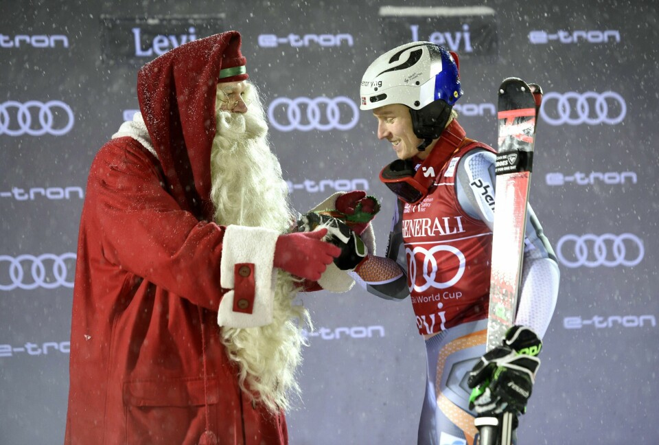 Henrik Kristoffersen får premie fra en representant fra arrangøren i Levi søndag.