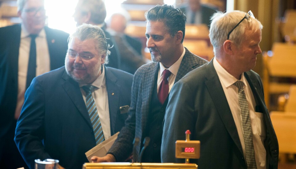 Abid Q. Raja (V) med Morten Wold (Fr.P) tv. og Nils T. Bjørke (SP) i forbindelse med Stortingets konstituering. Foto: Terje Pedersen / NTB scanpix