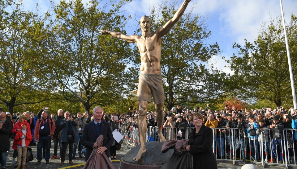 I oktober ble det reist en statue av Zlatan Ibrahimovic utenfor Malmös stadion. Onsdag ble det kjent at han har kjøpt seg inn hos rivalen Hammarby.