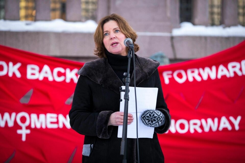 Likestillingsombud Hanne Bjurstrøm holder appell foran Stortinget.