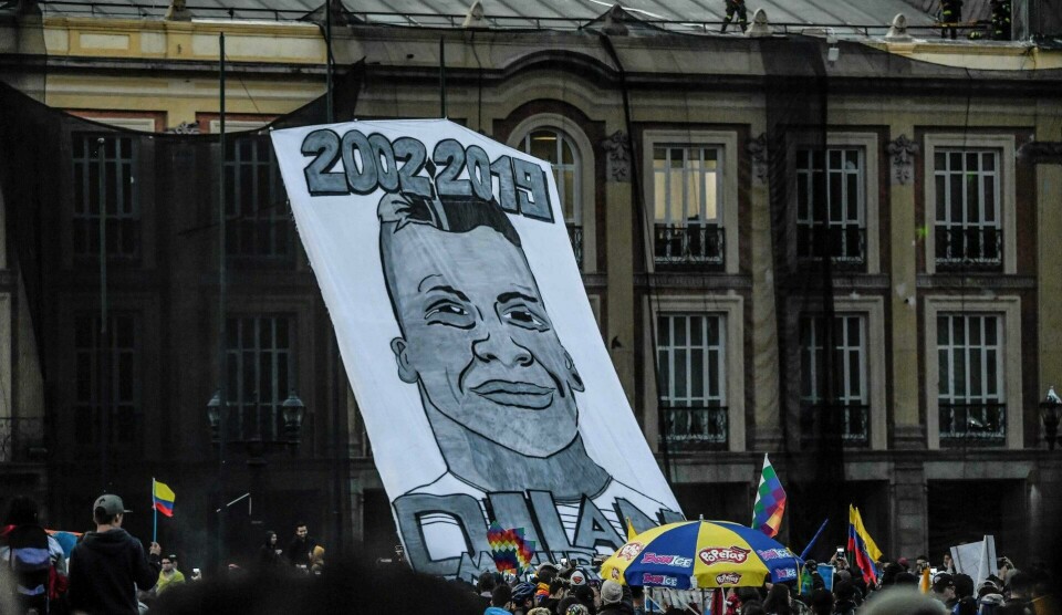Et banner av den drepte 18-åringen Dilan Cruz under en protest i forbindelse med onsdagens streik i Bogota. Foto: NTB scanpix Et banner av den drepte 18-åringen Dilan Cruz under en protest i forbindelse med onsdagens streik i Bogota. Foto: NTB scanpix