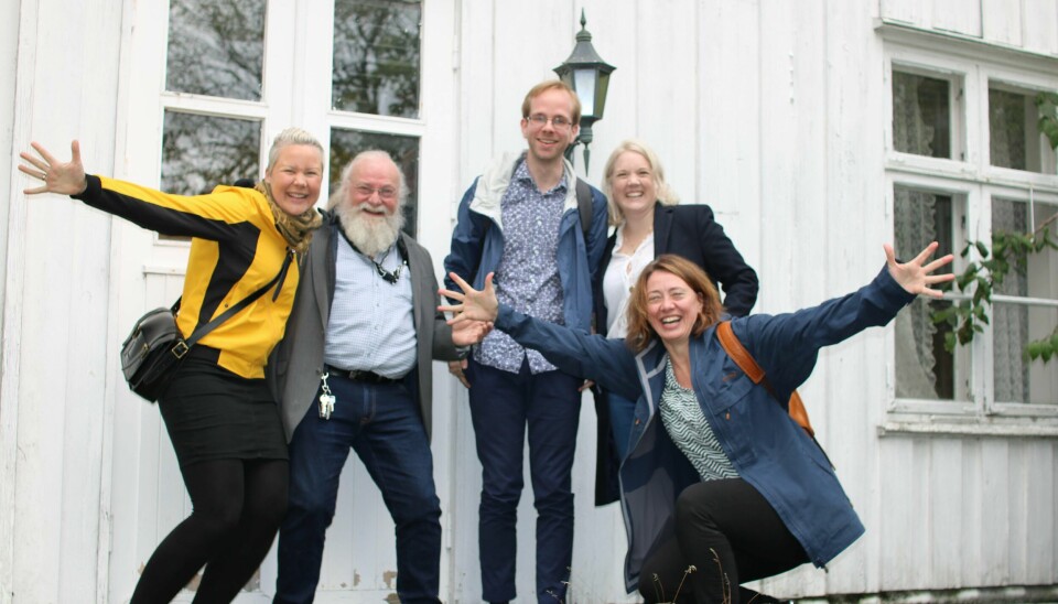 Endelig kan det jubles for nytt fontenehus i Oslo sør. Fra venstre Fontehusets medarbeider i «Ung på Huset Hanne-Christine Bygland Larsen, Bjørn Petterson, Marius Pettersen, Frps Aina Stenersen og nesteleder Fontehuset Oslo øst, Solveig Persson.