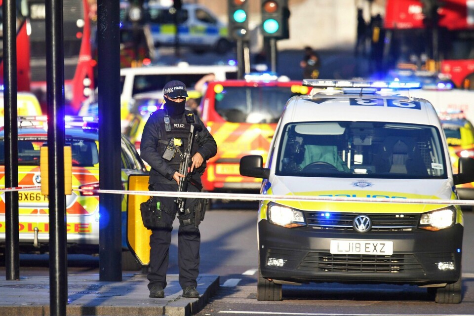 Store politistyrker rykket ut til London Bridge. Flere skal være skadd i en knivhendelse.