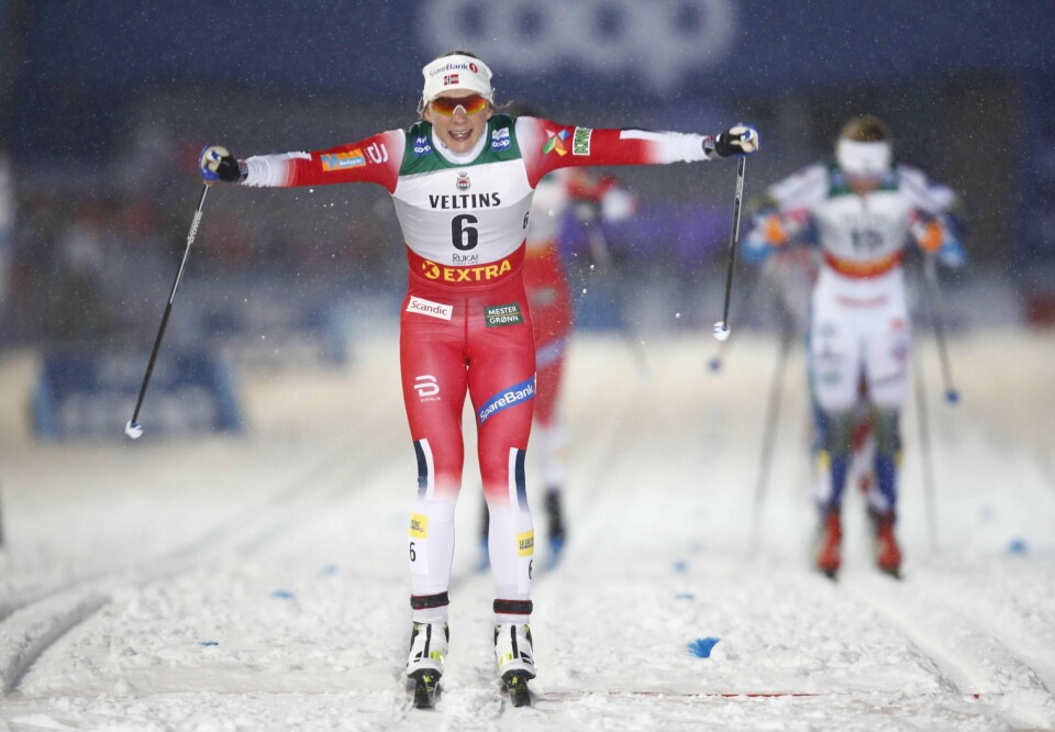 Maiken Caspersen Falla ble sesongens første vinner i verdenscupen. Her går hun i mål langt foran de andre i finske Ruka.