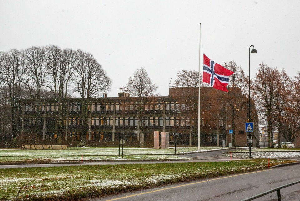 Det ble flagget på halv stang foran Moss rådhus torsdag, dagen etter at en ansatt ble funnet drept på Jeløy. Det ble flagget på halv stang foran Moss rådhus torsdag, dagen etter at en ansatt ble funnet drept på Jeløy.
