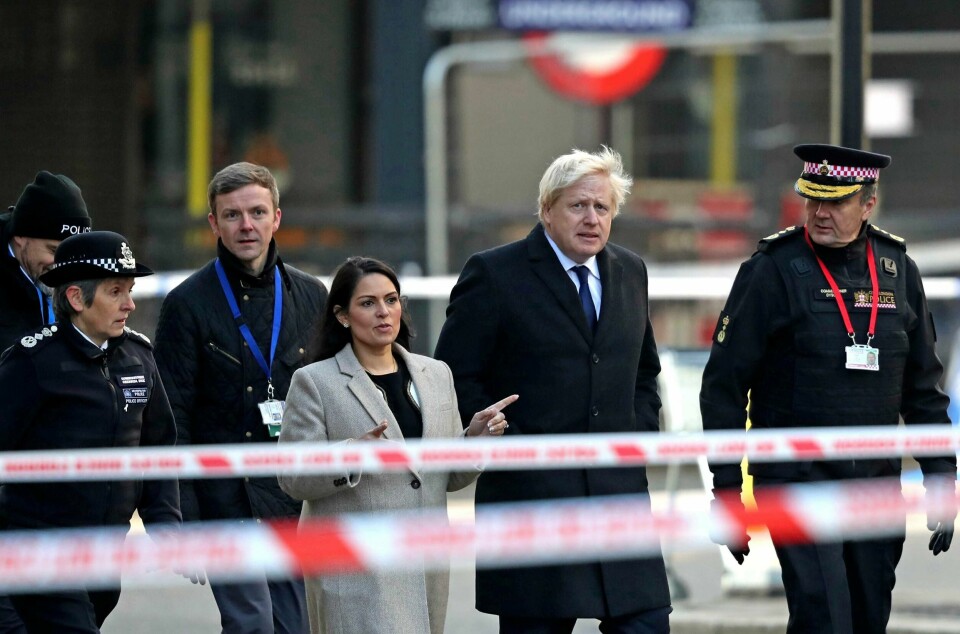 Britenes statsminister Boris Johnson inspiserte åstedet ved London Bridge lørdag.