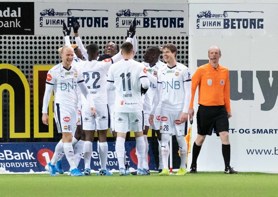 Godset jubler etter 1-2 av Duplexe Tchamba (bak) under eliteseriekampen på Kristiansund stadion.