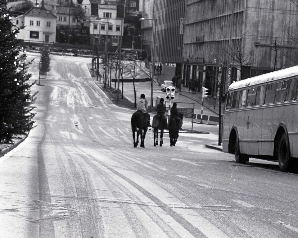 Disse rytterne brukte den bilfrie helgen til en tur i Haakon VIIs gate midt i Stavanger sentrum. Foto: Stavanger byarkiv/Knut S. Vindfallet, RA
