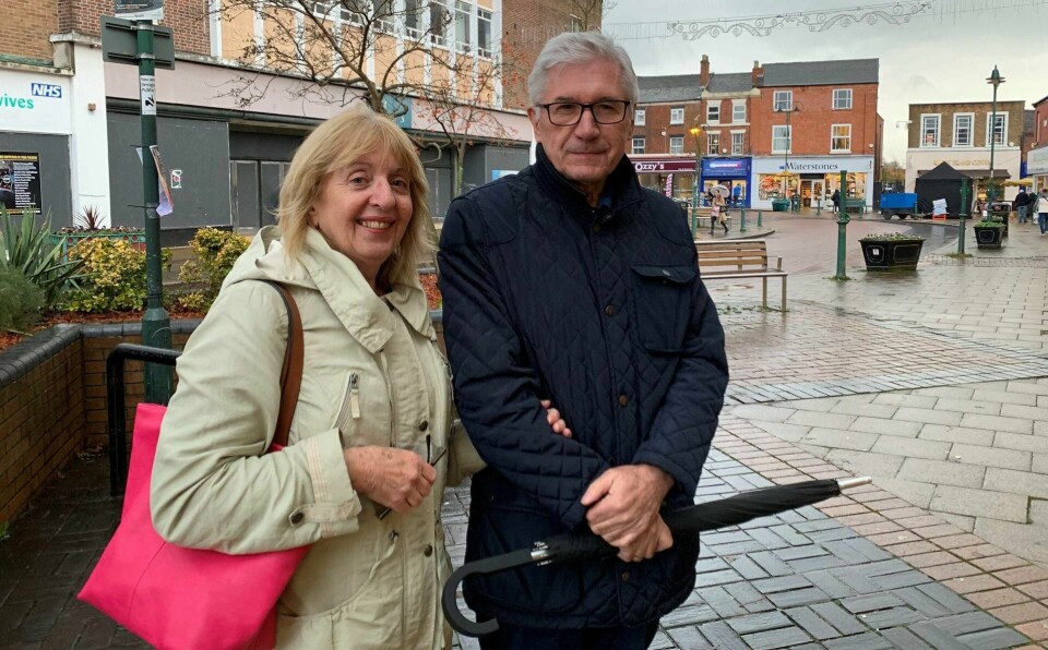 Ekteparet Heather og Peter Jones er akkurat som hele Storbritannia, og som hele valgkretsen Crewe and Nantwich: Politisk splittet. Denne valgkretsen er et av områdene Labour og De konservative kniver hardest om foran valget.