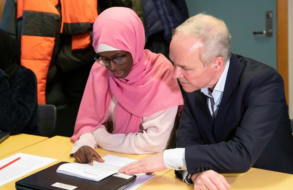 Kunnskaps- og integreringsminister Jan Tore Sanner (H) la tirsdag fram den siste PISA-undersøkelsen på Jordal skole i Oslo. Her sammen med en av 9.-klassingene ved skolen. Oslo 20191203. Kunnskaps- og integreringsminister Jan Tore Sanner sammen med Muhubo i 9B etter tirsdagens presentasjon på Jordal skole av resultat fra den siste PISA-undersøkelsen .Foto: Terje Bendiksby / NTB scanpix