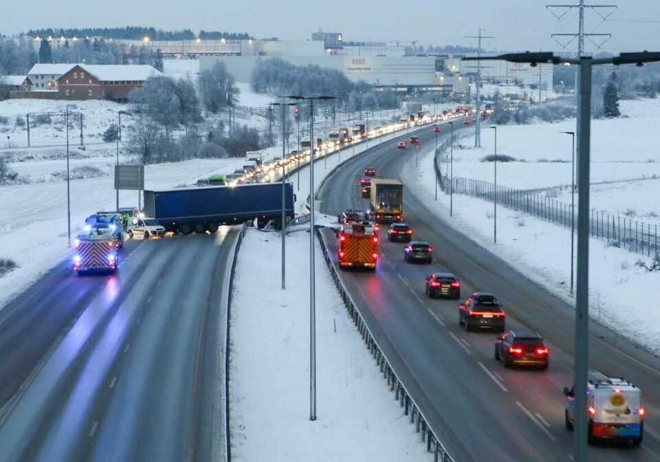 Glatte veier ved Vestby tirsdag morgen. En trailer fikk sladd på E6, og gikk rundt.