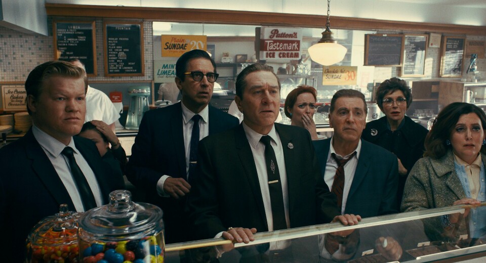Fra «The Irishman», i midten Robert de Niro og Al Pacino (From l to r) During a break in the trial of Jimmy Hoffa, Chuckie O’Brien (Jesse Plemons), Bill Bufalino (Ray Romano), Frank Sheeran (Robert De Niro) and Hoffa (Al Pacino) are shocked at the news of JFK’s assassination. © 2019 Netlfix US, LLC. All rights reserved.