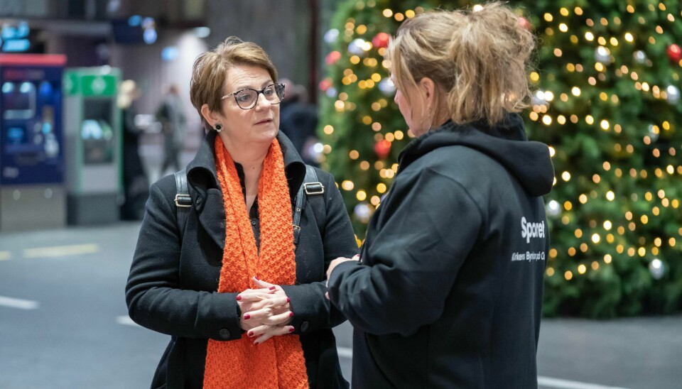 Tirsdag denne uken fikk stortingspresident Tone Wilhelmsen Trøen innblikk i Kirkens Bymisjons tilbud på Oslo S, Sporet. Et tilbud som er helt avhengig av frivillig innsats. Her er hun sammen med leder for Sporet, Toril Kaupang.