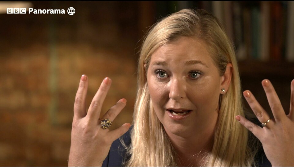 Virginia Roberts Giuffre på BBC Panorama In this image taken from video issued by the BBC, Virginia Roberts Giuffre gestures during an interview on the BBC Panorama program that will be aired on Monday Dec. 2, 2019. Roberts Giuffre says she was a trafficking victim made to have sex with Prince Andrew when she was 17 is asking the British public to support her quest for justice. She tells BBC Panorama in an interview to be broadcast Monday evening that people 'should not accept this as being OK.' Giuffre's first UK television interview on the topic describes how she was trafficked by notorious sex offender Jeffrey Epstein and made to have sex with Andrew three times, including once in London. (BBC Panorama via AP)