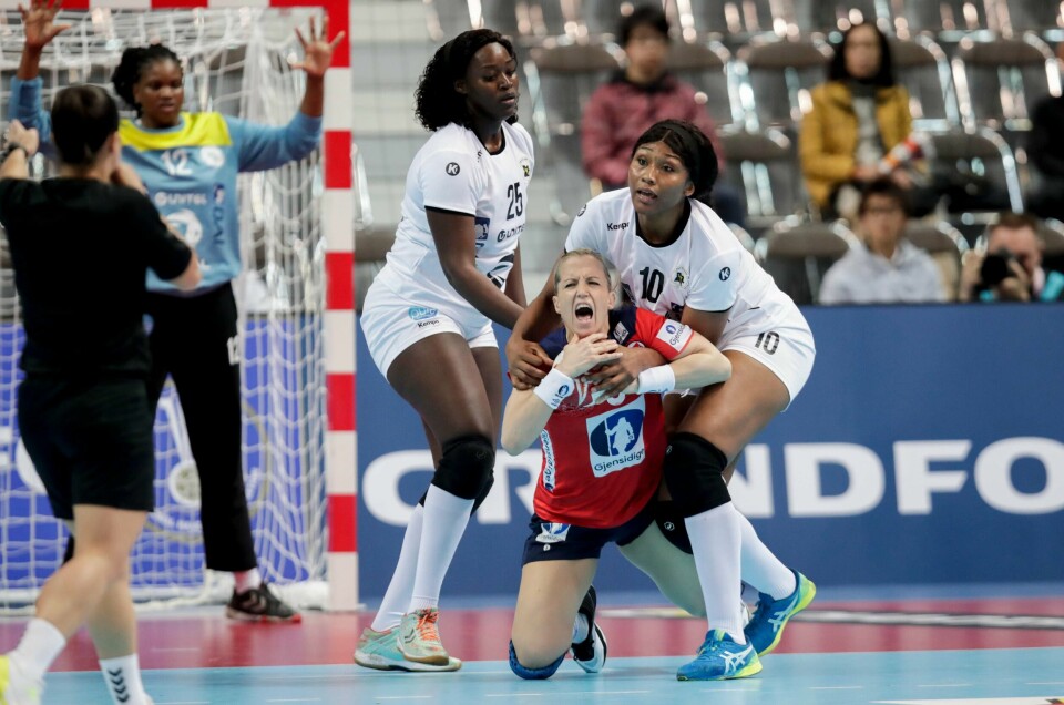 Heidi Løke mot Angolas tøffinger Liliane Venacio og Albertina Kassona under VM-kampen i håndball mellom Norge og Angola. Foto: Vidar Ruud / NTB scanpix