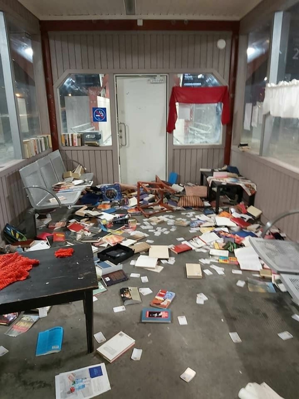 Dekorerte venterom med julepynt – ble utsatt for hærverk det første døgnet ###