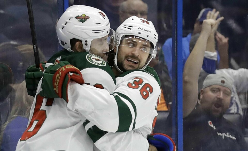 Minnesota Wilds Mats Zuccarello (t.h.) feirer med lagkompis Jason Zucker etter vinnermålet i Tampa Bay, Florida torsdag. De to serverte hverandre målgivende pasninger og scoret i kampen.