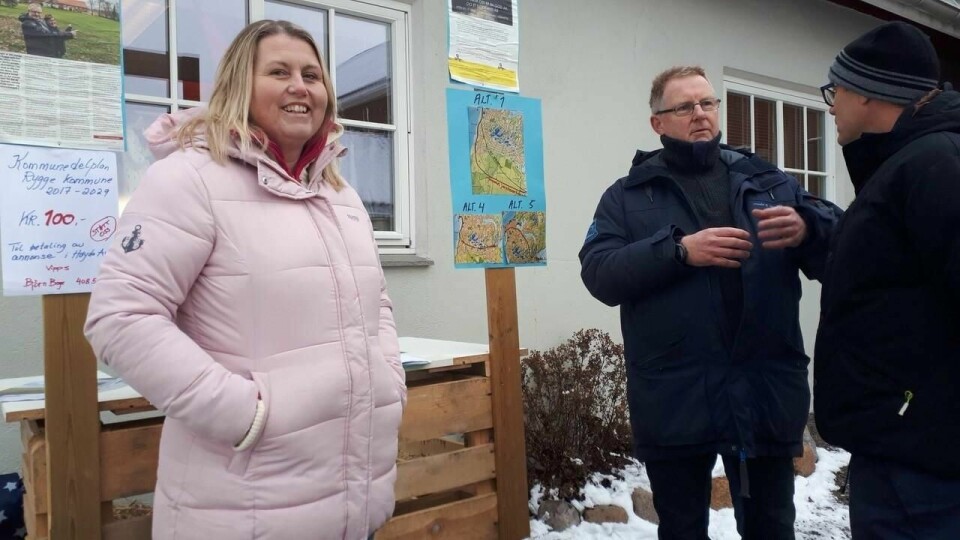 Det var kø for å tegne seg på underskriftslistene til Karine Westerveld og Bjørn Boge i «Nei til fergeleie og nei til rasering av Ryggelandskapet» under julemarkedet på Carlberg gård i Rygge.