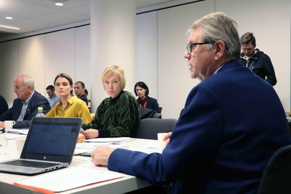 Sandnes-ordfører Stanley Wirak (Ap), Stavanger-ordfører Kari Nessa Nordtun (Ap) og fylkesordfører Marianne Chesak (Ap) på møte med fungerende vegdirektør Lars Aksnes. Fredag leverer partene fra seg den reforhandlede byvekstavtalen til regjeringen. Foto: Stein Roger Fossmo