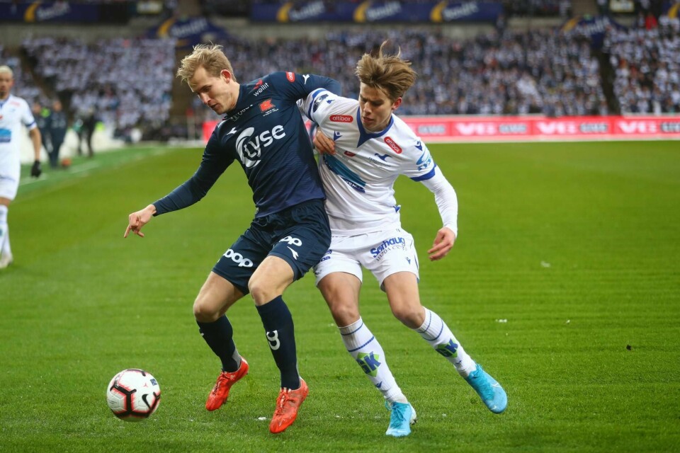 Vikings Viljar Vevatne i duell med Haugesunds Martin Samuelsen under cupfinalen i fotball for herrer mellom Haugesund og Viking på Ullevaal stadion søndag. Foto: Trond Reidar Teigen / NTB scanpix
