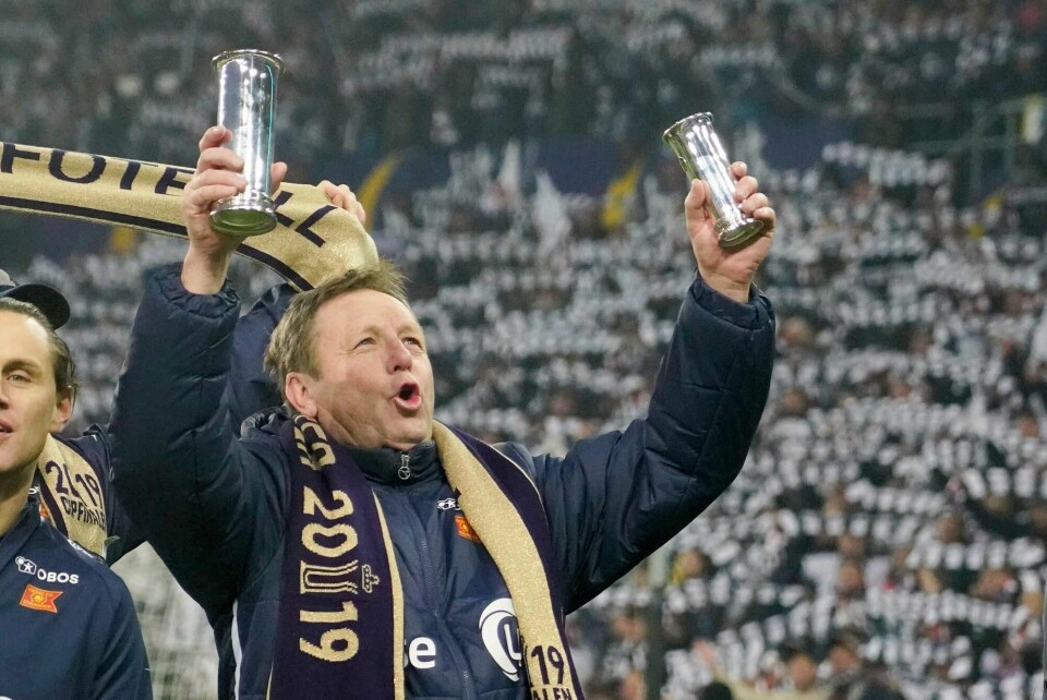 Bjarne Berntsen feirer å ha kronet en utrolig opprykkssesong med femteplass i ligaen og cupgull på Ullevaal. Oslo 20191208. Vikingtrener Bjarne Berntsen jubler for seier etter cupfinalen i fotball for herrer mellom Haugesund og Viking på Ullevaal stadion søndag.Foto: Fredrik Hagen / NTB scanpix