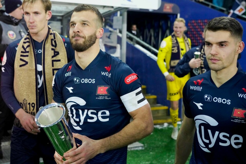 Zlatko Tripic med beviset på at han ledet Viking til cupgull på Ullevaal søndag.