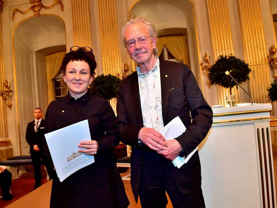 Årets todelte utdeling av Nobelprisen i litteratur som deles ut i dag, vil bli husket som et godt og et dårlig valg, henholdsvis Olga Tokarczuk fra Polen og Peter Handke fra Østerrike, her avbildet i forbindelse med begges nobelforedrag i Stockholm. Foto: Jonas Ekströmer/NTB scanpix