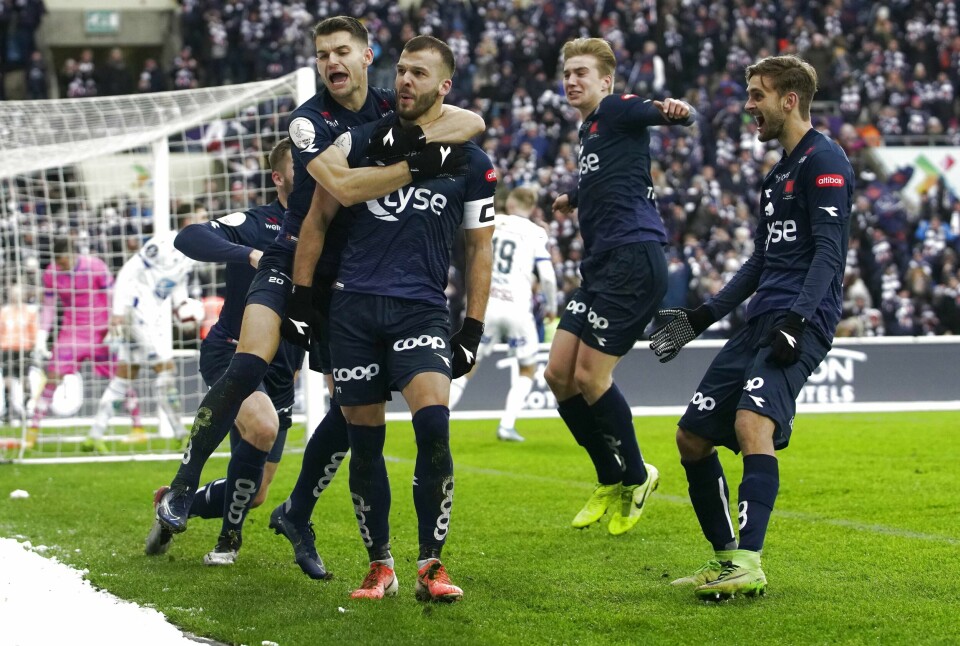 Zlatko Tripic har akkurat sendt Viking til himmels og avgjort cupfinalen. Sportsleder Espen Iversen peker på kapteien som forskjellen i finalen. Foto: Fredrik Hagen / NTB