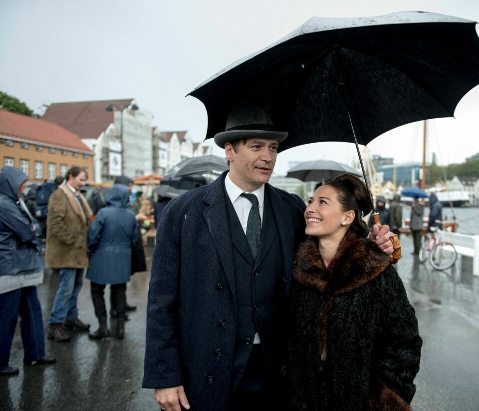 Per Kjerstad og Pia Tjelta under innspillingen av «Lykkeland», NRKs store dramaserie om starten på det norske oljeeventyret i Stavanger. Foto: Carina Johansen/NTB Scanpix Per Kjerstad og Pia Tjelta under innspillingen av «Lykkeland», NRKs store dramaserie om starten på det norske oljeeventyret i Stavanger. Foto: Carina Johansen/NTB Scanpix