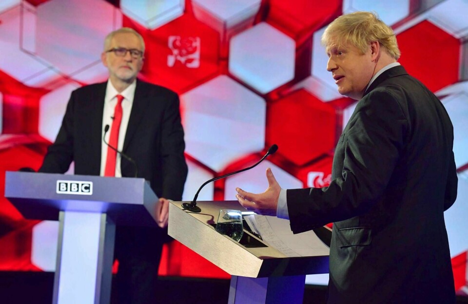 Jeremy Corbyns (t.v.) parti har styrket seg siden forrige måneds måling, men statsminister Boris Johnsons tory-parti ligger an til å vinne valget, ifølge YouGov-målingen for The Times.