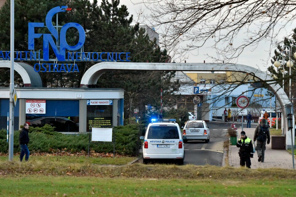 Politibiler ved sykehuset i Ostrava hvor flere personer er drept.