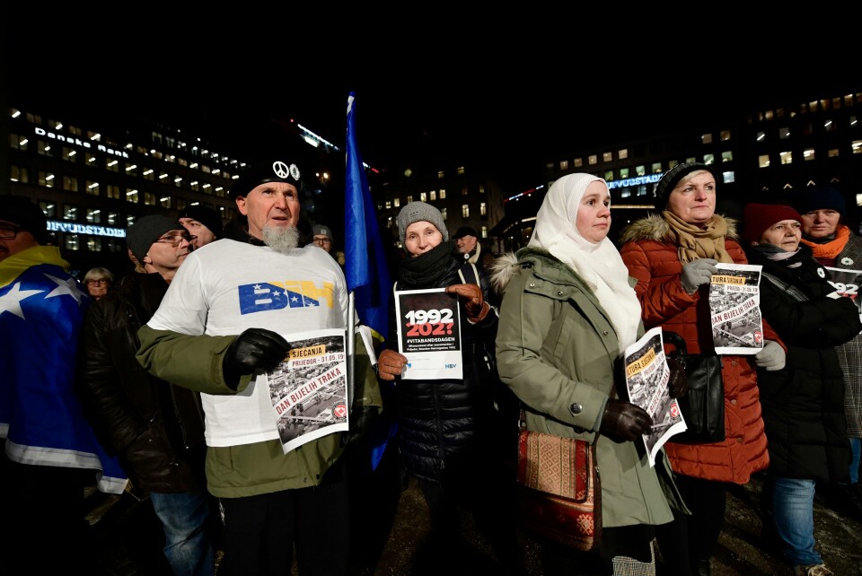 Demonstranter protesterer mot Peter Handke. Demonstrators protest the awarding of the 2019 Nobel literature prize to Peter Handke during a demonstration in Stockholm, Tuesday, Dec. 10, 2019. (Stina Stjernkvist/TT News Agency via AP)