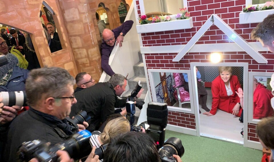 – Dette er det viktigste valget i vår levetid, sier Nicola Sturgeon, førsteminister i Skottland. Hun øyner en mulighet til en ny folkeavstemning om uavhengighet for Skottland. Besøket på en familievennlige kafeen i Uddingston i utkanten av Glasgow er på programmet denne kvelden. Planen var fra arrangørenes side var klar en time før hun kom: Hun skulle inn i lekehuset.