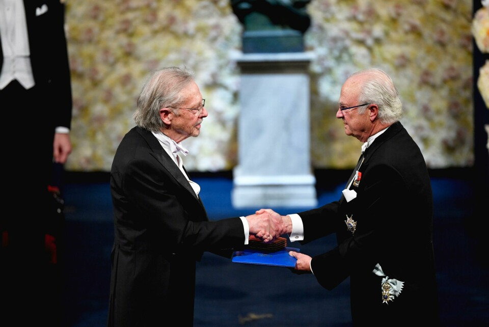 Kong Carl Gustav gratulerer Peter Handke. Austrian author Peter Handke, left, receives the 2019 Nobel Prize from King Carl Gustaf of Sweden, during the Nobel Prize award ceremony at the Stockholm Concert Hall, in Stockholm, Tuesday, Dec. 10, 2019. (Henrik Montgomery/TT News Agency via AP)