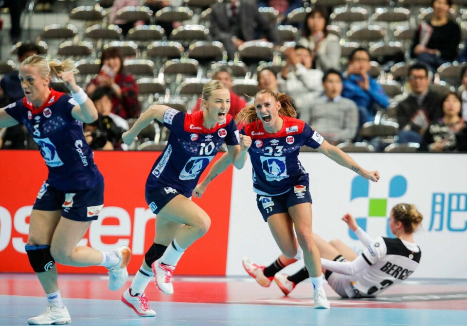 Heidi Løke (fra venstre), Stine Bredal Oftedal og Camilla Herrem jubler under VM-kampen mot Tyskland. Foto: Vidar Ruud / NTB scanpix