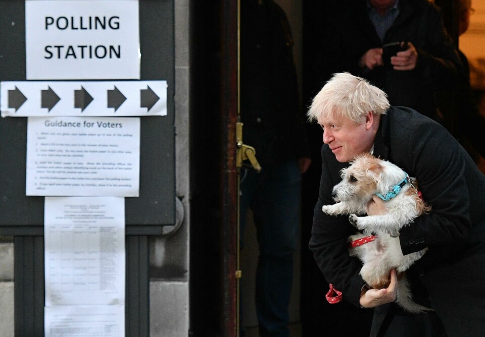 Statsminister Boris Johnson sammen med hunden Dilyn. Britain's Prime Minister Boris Johnson poses with his dog Dilyn as he leaves from a Polling Station, after casting his ballot paper and voting, in central London on December 12, 2019, as Britain holds a general election. (Photo by DANIEL LEAL-OLIVAS / AFP)
