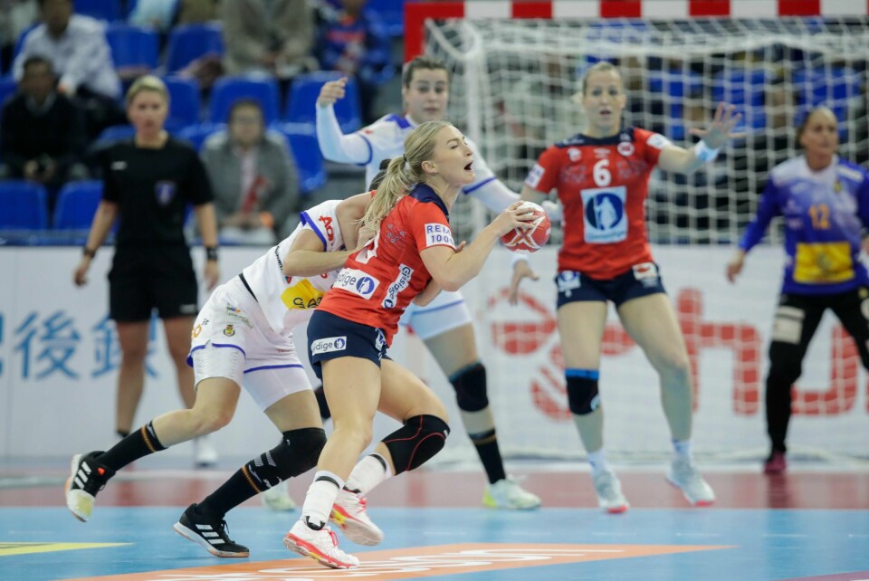 Stine Bredal Oftedal og resten av håndballjentene hadde lite å stille opp med mot Spania.