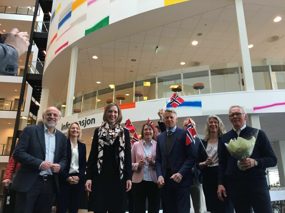 Statsråd for forskning og høyere utdanning Iselin Nybø (V) gratulerer rektor Petter Aasen (f.v.) med at han fra og med fredag 4. mai leder et universitet og ikke en høgskole. På bildet er også Kirsti Skovdal (leder av PhD-programmet på helse- og sosialvitenskap, visedekan Pia Bing-Jonsson, instituttleder Lise Gladhus, prorektor Nils Kristian Bogen (med armen i været) og styreleder Rune Nilsen. FOTO: KATRINE STRØM