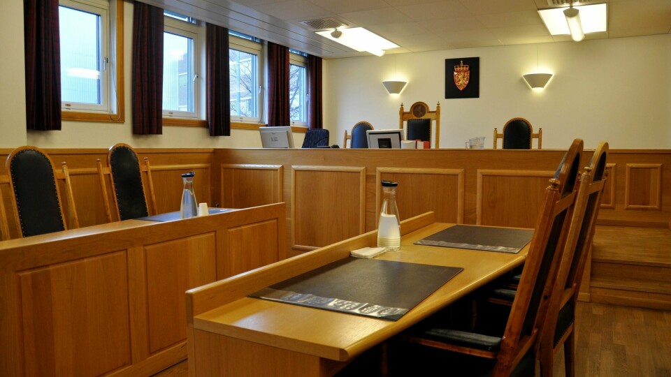 Fredrikstad tingrett. Domstol. Dom. Tiltale. Tiltalt. Dømt. Dommerklubbe. Klubbe. Fredrikstad tingrett. Domstol. Dom. Tiltale. Tiltalt. Dømt. Dommerklubbe. Klubbe.