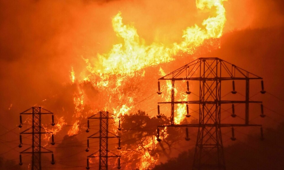 Selskapet Pacific Gas and Electric (PG&E) er pålagt å betale 15 milliarder kroner å ha bidratt til de dødelige skogbrannene i California i 2017 og 2018. Et forlik med ofrene på 120 milliarder kroner er derimot avvist av guvernøren i delstaten, og strømselskapet må tilbake til forhandlingsbordet for å løse den tvisten.