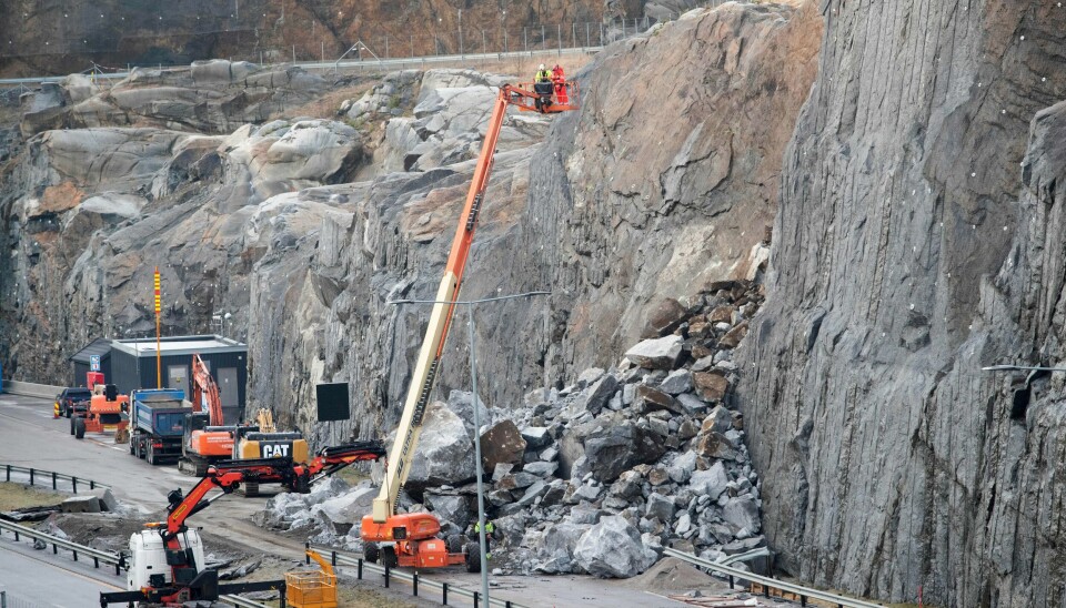 Mannskaper i arbeid etter at fjellblokka som sto igjen etter raset ved E18 ved Bommestad ble sprengt tirsdag formiddag. Foto: Terje Bendiksby / NTB scanpix