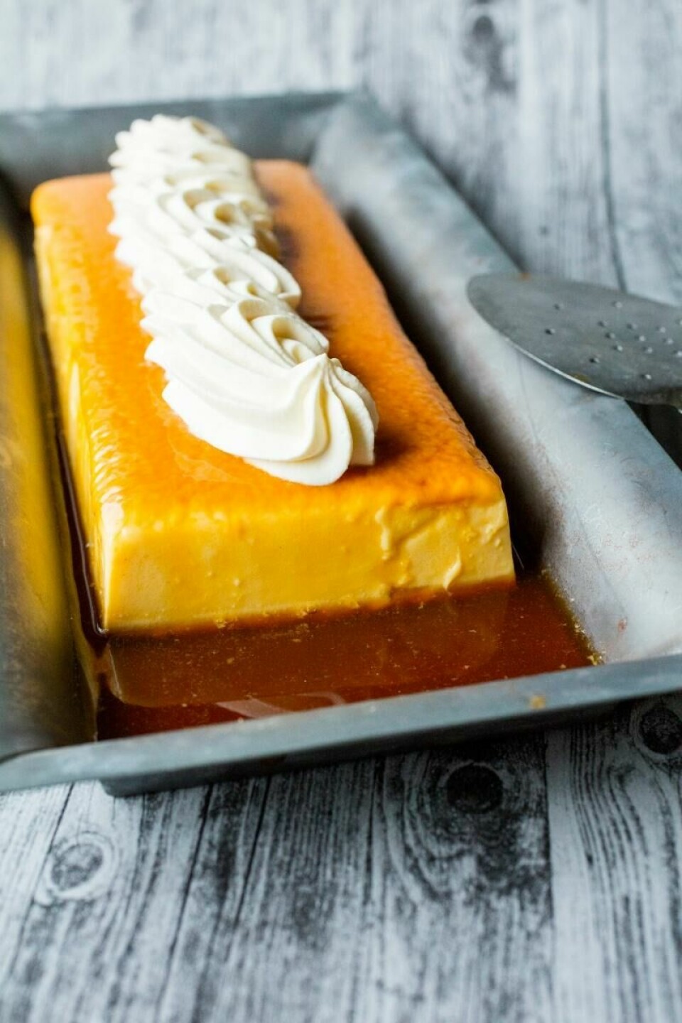 - Da vi lagde bildene til av karamellpudding til Lises julebok, måtte vi faktisk ringe mormor og få noen tips av henne. Selv mesterkokker trenger i blant litt assistanse. - Da vi lagde bildene til av karamellpudding til Lises julebok, måtte vi faktisk ringe mormor og få noen tips av henne. Selv mesterkokker trenger i blant litt assistanse.