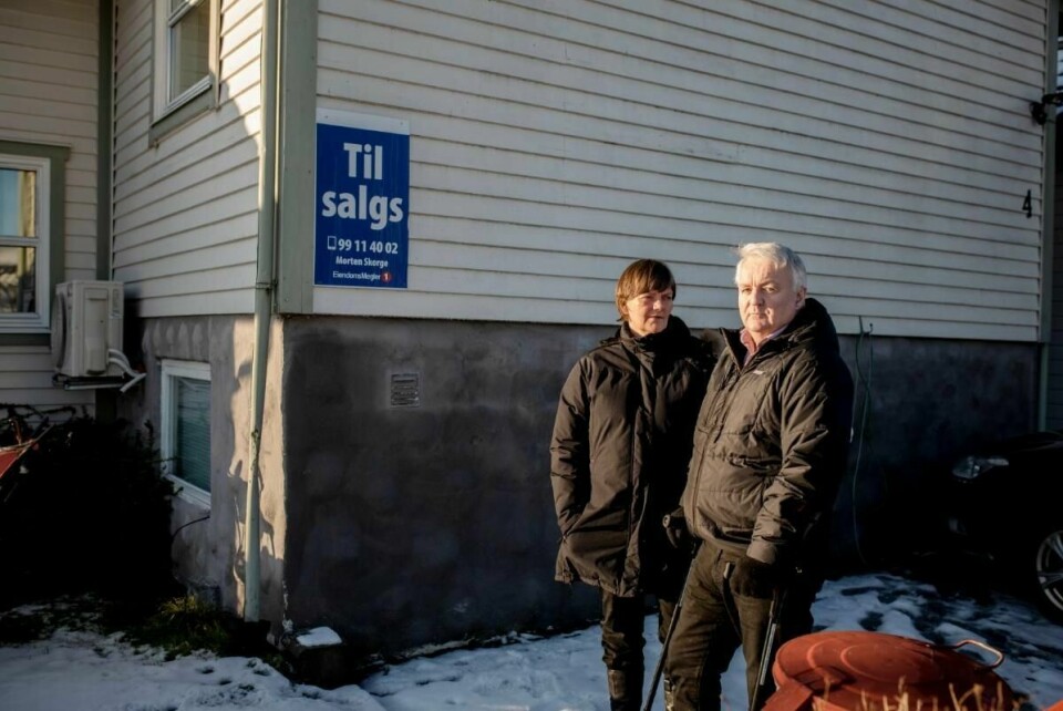Torgeir Haukdal Jonsson og Torunn Torlaksdottir la ut huset sitt for salg for flere måneder siden. De klarer ikke å betjene lånet etter at Jonsson ble stående helt uten inntekt.