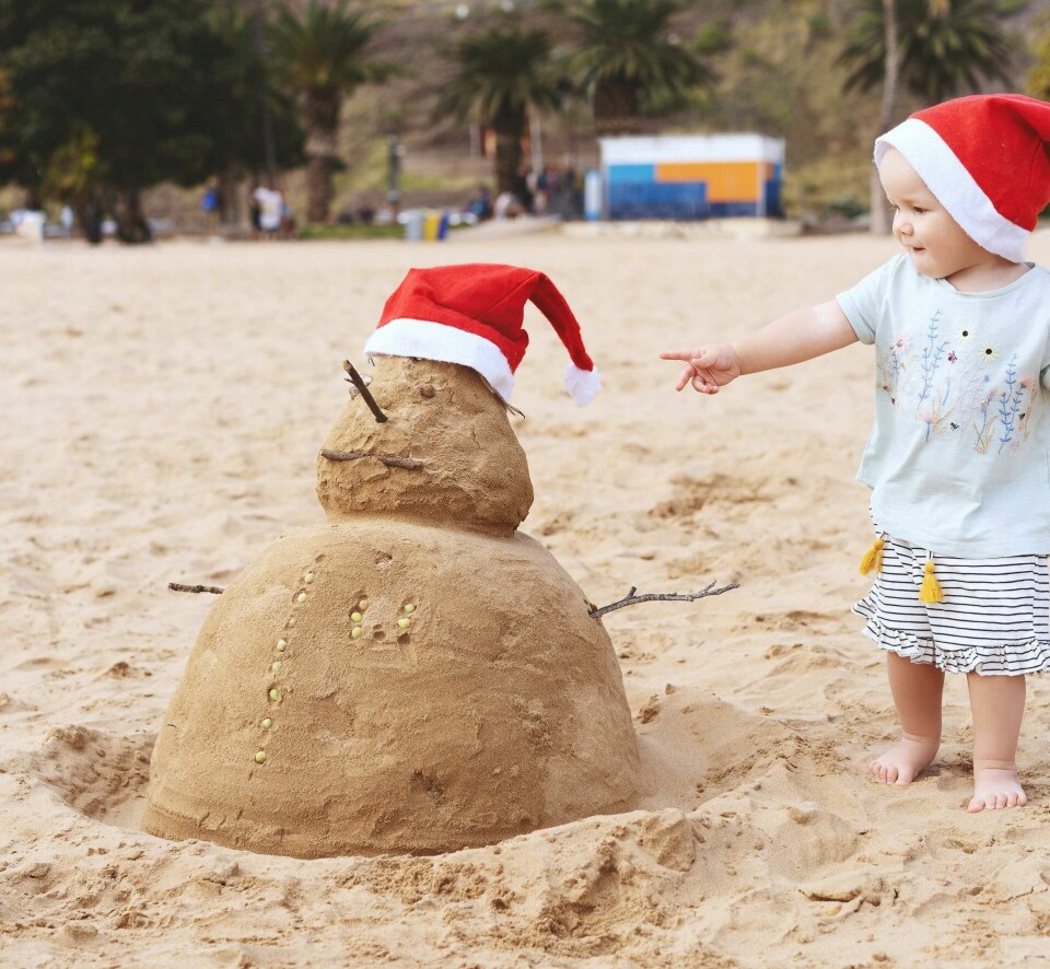 Mens de fleste nordmenn feirer tradisjonell jul omgitt av snø og kulde, oppgir 10 prosent at de har planer om å bade og sole seg i juleferien. Foto: Shutterstock/NTB scanpix Mens de fleste nordmenn feirer tradisjonell jul omgitt av snø og kulde, oppgir 10 prosent at de har planer om å bade og sole seg i juleferien. Foto: Shutterstock/NTB scanpix