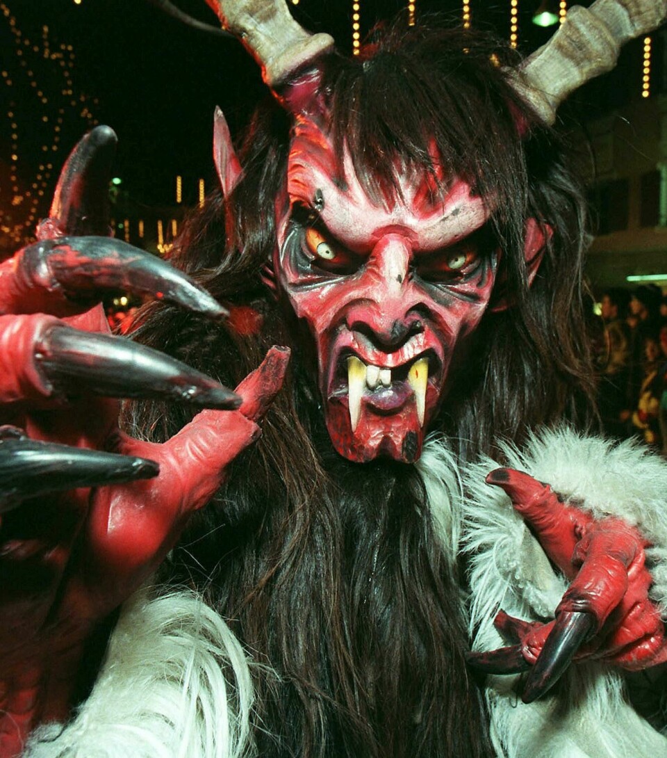 Hvert år tar tusenvis av mennesker til gatene i Østerrike for å feire den hårete og mannevonde geitedemonen Krampus, som ofte beskrives som julenissens rake motsetning. Foto: Franz Neumayr/NTB scanpix Hvert år tar tusenvis av mennesker til gatene i Østerrike for å feire den hårete og mannevonde geitedemonen Krampus, som ofte beskrives som julenissens rake motsetning. Foto: Franz Neumayr/NTB scanpix