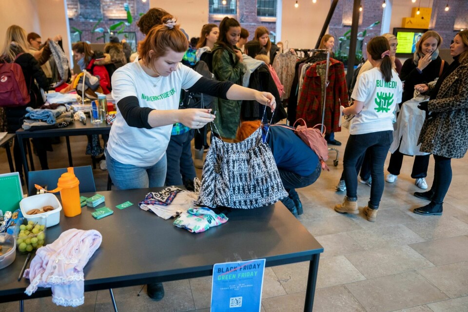 Som et klart alternativ arrangerte naturvernstudentene på OsloMet klesbyttedag – Green Friday – som en motvekt til Black Friday i november. Foto: Heiko Junge/NTB scanpix Som et klart alternativ arrangerte naturvernstudentene på OsloMet klesbyttedag – Green Friday – som en motvekt til Black Friday i november. Foto: Heiko Junge/NTB scanpix