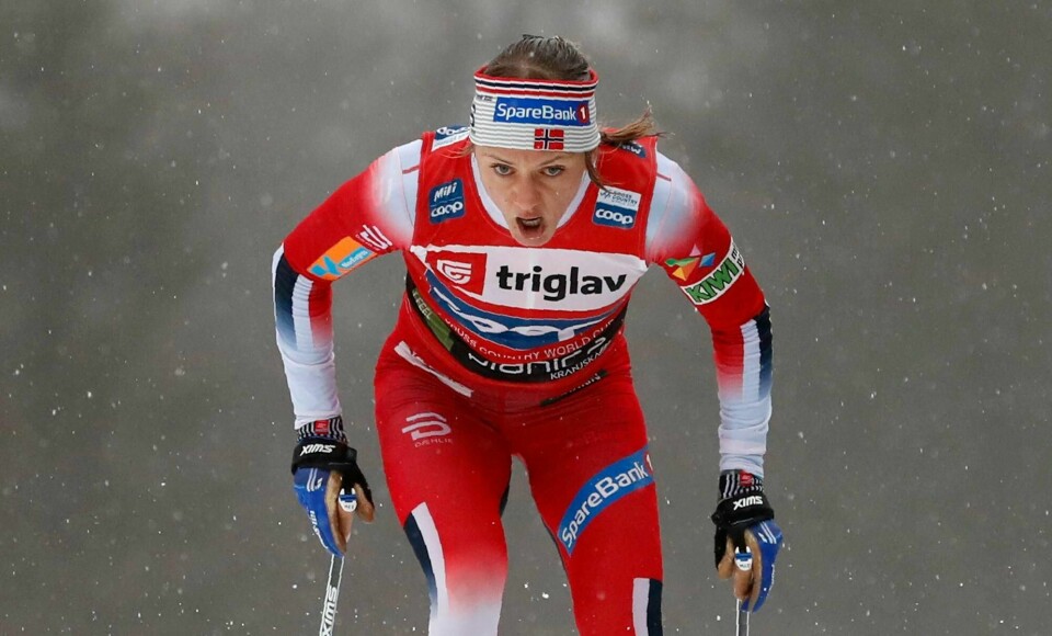 Maiken Caspersen Falla i aksjon i Planica mens hun ennå holdt seg på beina.