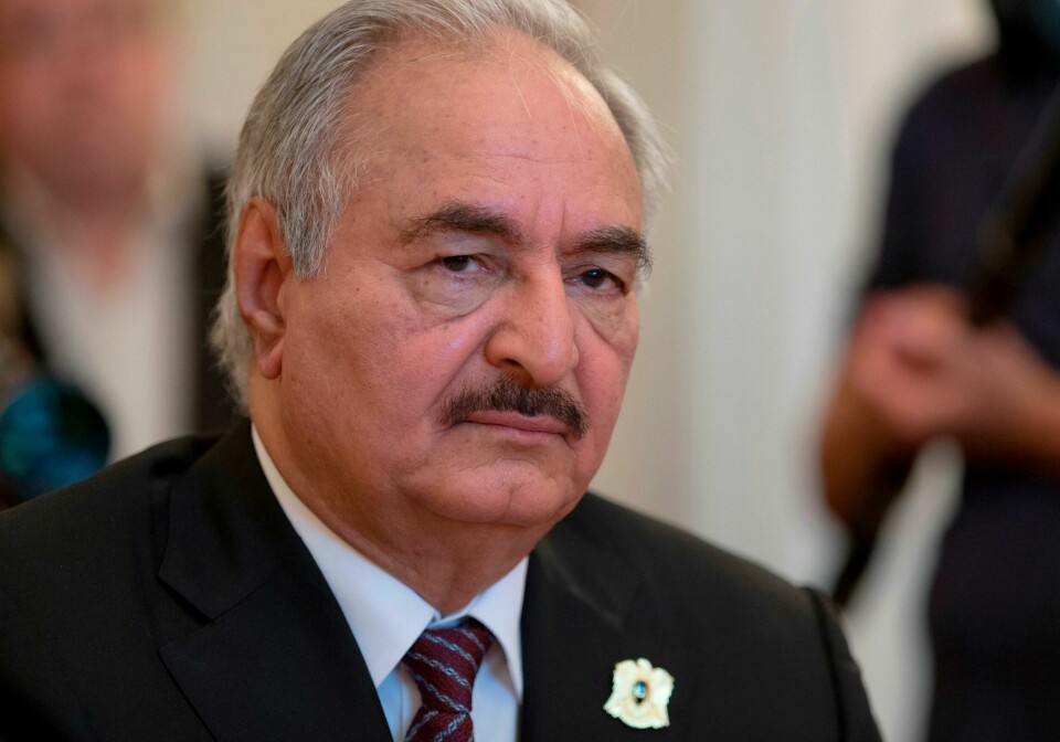 Opprørsgeneralen Khalifa Haftar og hans LNA-milits innledet i april en stor offensiv for å innta Tripoli og erobre regjeringsmakten i Libya. FILE - In this Aug. 14, 2017 file photo, rebel Libyan commander Khalifa Hifter, meets with Russian Foreign Minister Sergei Lavrov in Moscow, Russia. Heavy fighting raged over the past 24 hours between rebel Libyan commander Khalifa Hifter, who is attempting to take control of the capital Tripoli, and an array of militias loosely allied with the U.N.-supported government based there, officials said Saturday, Dec. 14, 2019. The fresh bout of fighting comes after Hifter, the leader of the self-styled Libyan National Army, declared Thursday that the zero hour of the battle for Tripoli had begun, nearly eight months since he began his offensive to take the city.(AP Photo/Ivan Sekretarev, File)